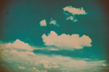 Bulutlarla kaplı mavi gökyüzü