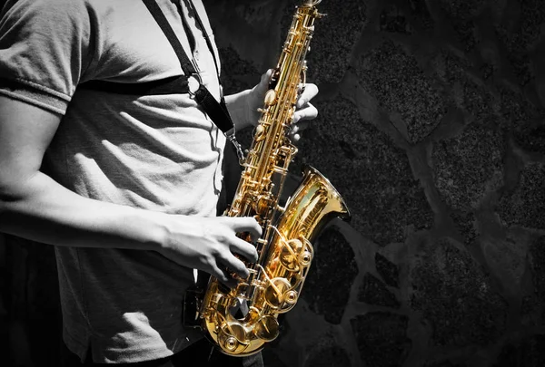 Homme jouant sur saxophone — Photo