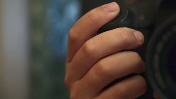 Photographe prend des photos avec appareil photo .