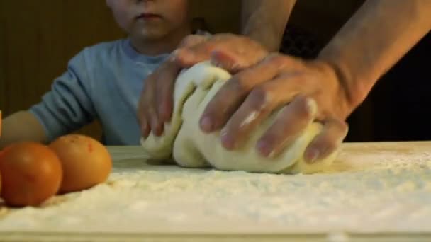 Hacer galletas con un niño — Vídeos de Stock