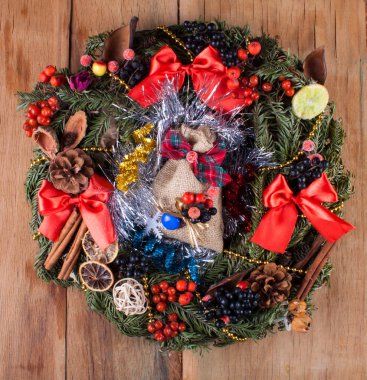 Noel çelenk süsleri ile