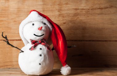 Ahşap masa üzerinde küçük kardan adam