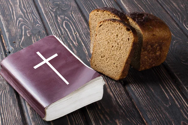 신선한 빵과 성경 — 스톡 사진