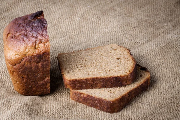 Frisches Brot aus dunklem Mais — Stockfoto