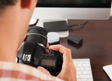 fotoğrafçı fotoğraf makinesi ile
