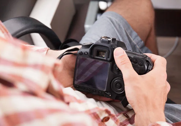 Fotografo con macchina fotografica — Foto Stock