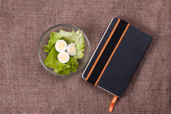 Laptop voor recept op zak — Stockfoto