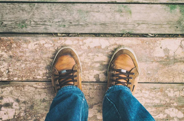 The man is standing on the dock. — Stock Photo, Image