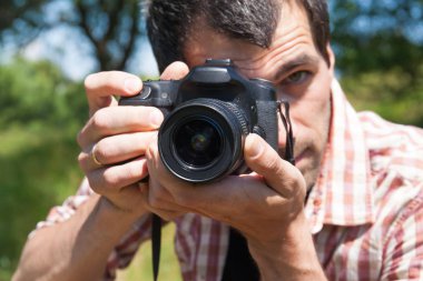 Adam fotoğrafçı doğa fotoğraf makinesi 