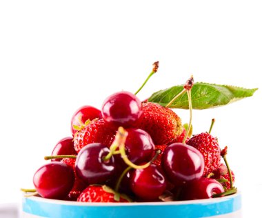 Kiraz ve çilek kase kapat