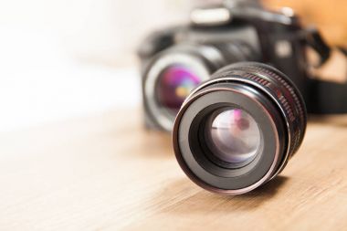 Kamera lens ile ahşap masanın üzerinde kapat