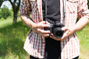 Elinde fotoğraf makinesi ile fotoğraf dostum