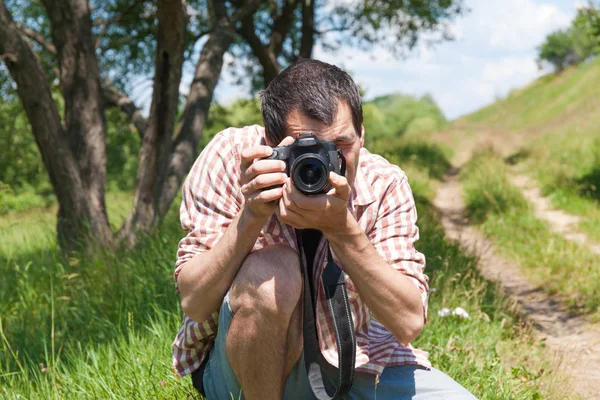 Adam fotoğrafçı doğa fotoğraf makinesi — Stok fotoğraf