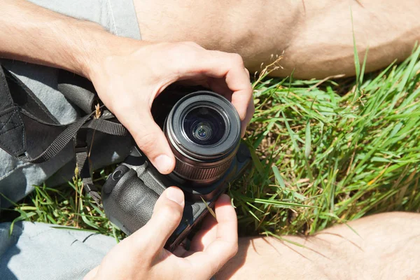 Adam fotoğrafçı doğa fotoğraf makinesi — Stok fotoğraf