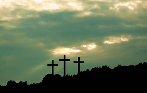 Drie kruis op hemelachtergrond — Stockfoto