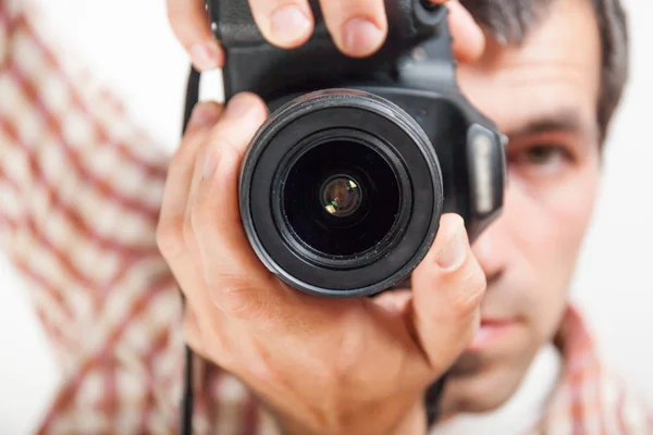 Hombre fotografía con cámara en la mano —  Fotos de Stock