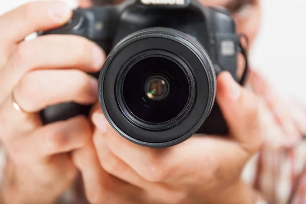 Hombre fotografía con cámara en la mano — Foto de Stock