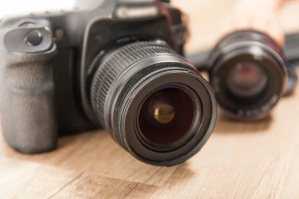 Macchina fotografica con obiettivo da vicino sulla scrivania in legno — Foto Stock