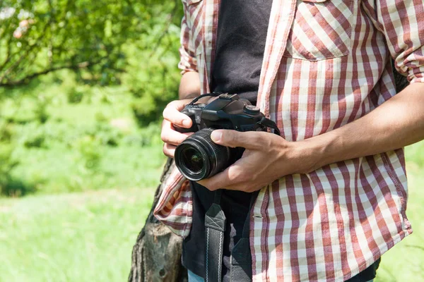 Elinde fotoğraf makinesi ile fotoğraf dostum — Stok fotoğraf