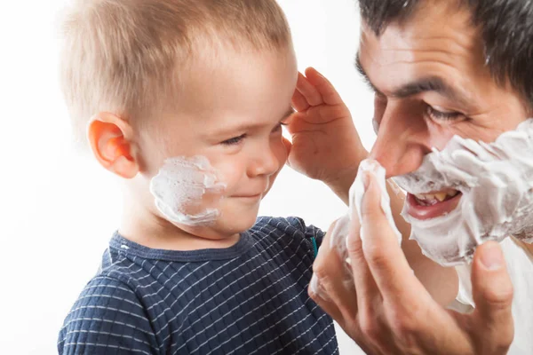 Papa bringt seinem Sohn bei, sich zu rasieren. — Stockfoto