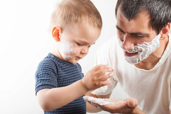 Papa bringt seinem Sohn bei, sich zu rasieren. — Stockfoto