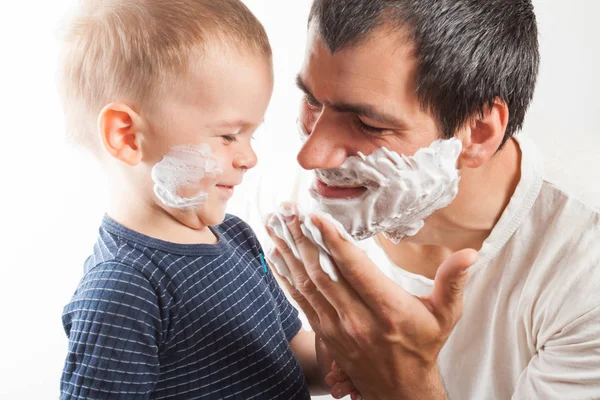 Pai ensina seu filho a se barbear . — Fotografia de Stock