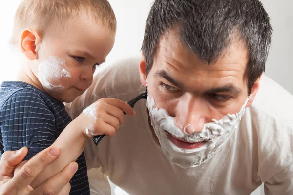 Vader leert zijn zoon te scheren. — Stockfoto