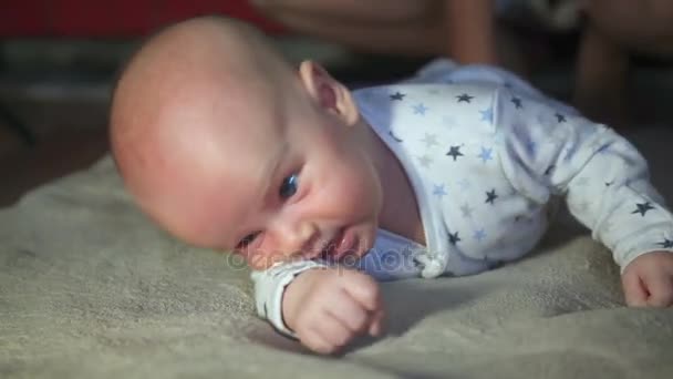 Das Baby spielt — Stockvideo