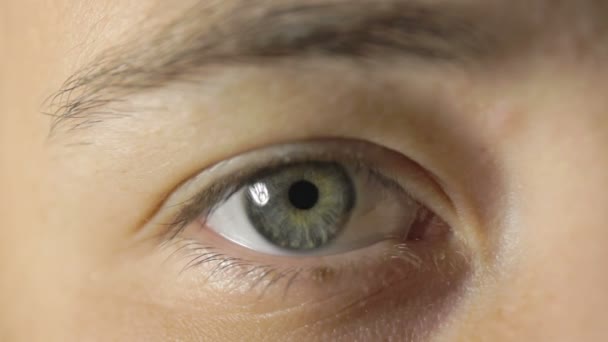 Primer plano de un ojo de mujer . — Vídeos de Stock