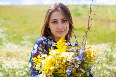 Tarlada güzel bir kız