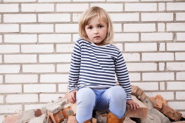 şapkalı mutlu küçük kız 