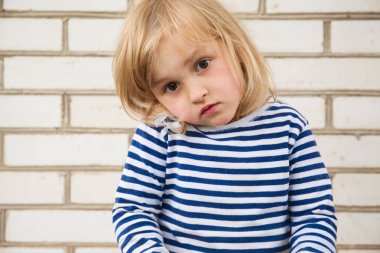 şapkalı mutlu küçük kız 