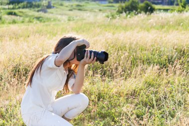 Dışarıdaki genç kadın portresi..