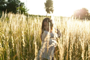Dışarıdaki genç kadın portresi..