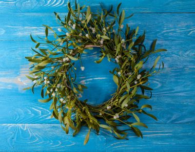 Ahşap tahta üzerinde ökseotu ile Noel çelenk. 