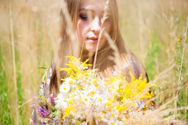 Девочка в поле — стоковое фото