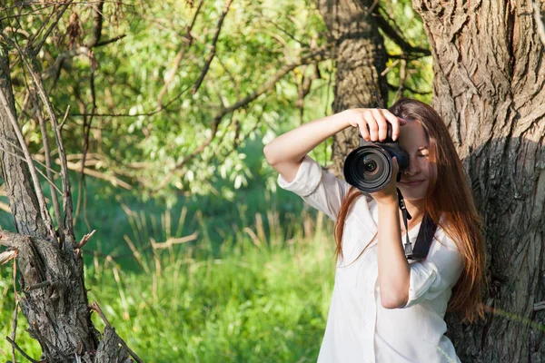 Jonge vrouw buiten portret. — Stockfoto