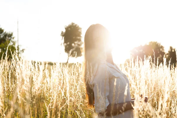 Dışarıdaki genç kadın portresi..