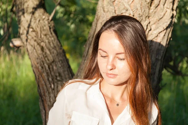 Dışarıdaki genç kadın portresi..