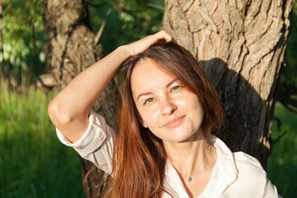 Dışarıdaki genç kadın portresi..