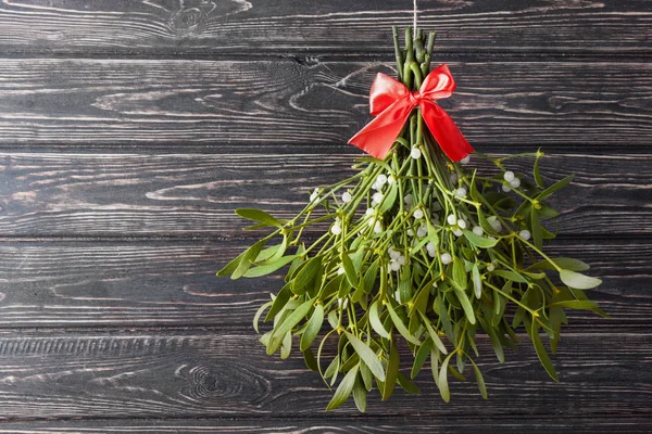 Besen aus grüner Mistel auf Holztisch. — Stockfoto