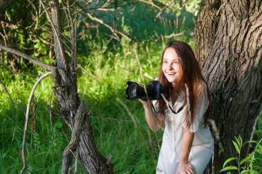 Dışarıdaki genç kadın portresi.. 