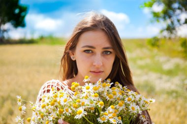 Tarlada güzel bir kız