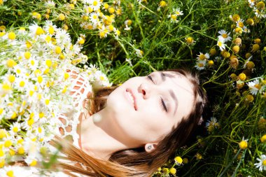 Tarlada güzel bir kız