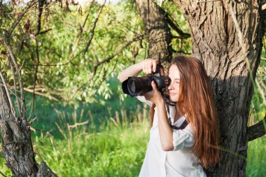 Dışarıdaki genç kadın portresi..