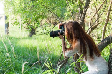 Dışarıdaki genç kadın portresi..