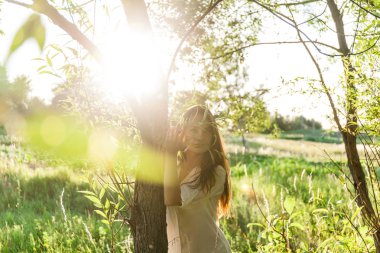 Dışarıdaki genç kadın portresi..