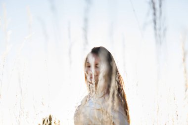 Dışarıdaki genç kadın portresi..