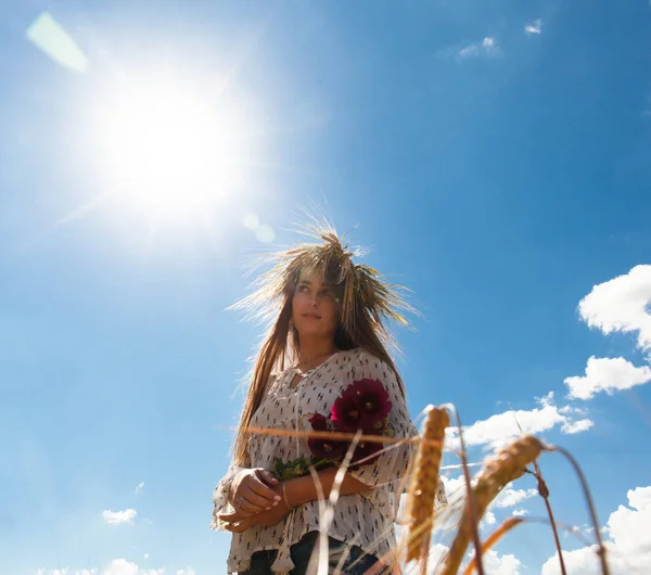 Tarlada güzel bir kız