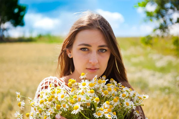 Tarlada güzel bir kız